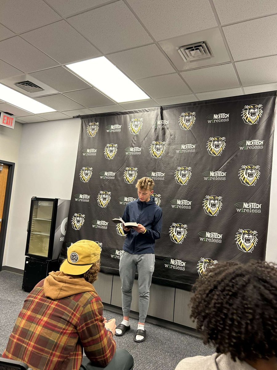 FHSU_FCA's tweet photo. Last night a few students spoke about a bible verse that was close to them.  We talked about how God has a plan for you and to trust in Him.  We also talked about faith over fear!  Have a great week💛 https://t.co/m6QLDiXqLB