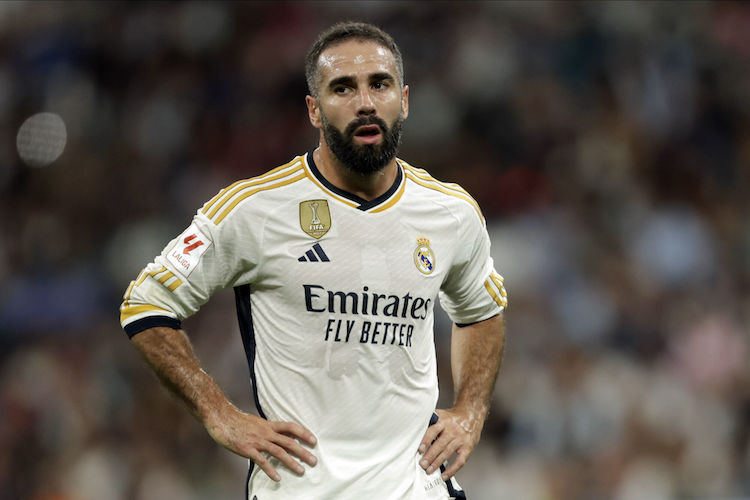 MercatoPlein's tweet photo. 🚨 Dani Carvajal vient de planter un Opinel dans le dos de Xavi Simons.

"Ça joue", indique l'arbitre.

#leirma https://t.co/aFz1hNUW2Z