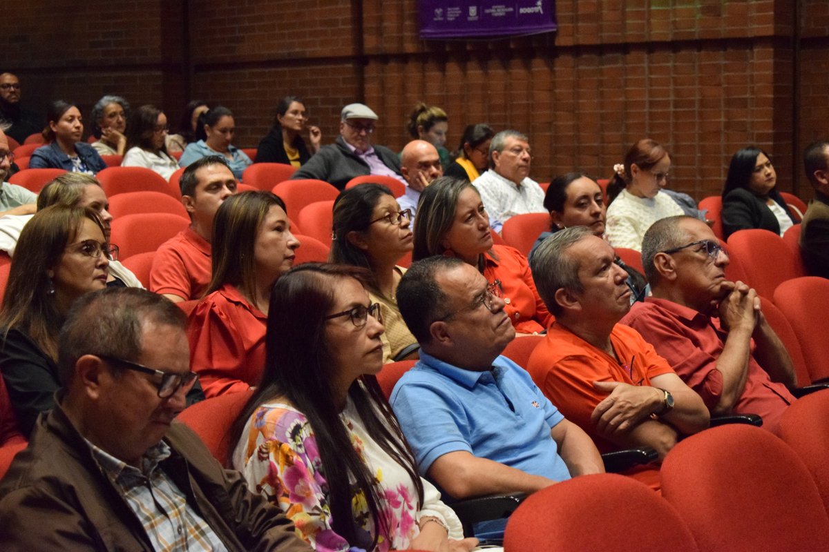 #AEstaHora el viceministro <a href="/OscarG_Sanchez/">Óscar Sánchez J.</a> junto a la directora de Calidad del <a href="/Mineducacion/">MinEducación</a>, <a href="/Olgaelvira/">Olga Elvira Acosta Amel</a>, participan en el Encuentro de Formadores PTAFI 3.0 en la Biblioteca Pública El Tunal- Gabriel García Márquez.