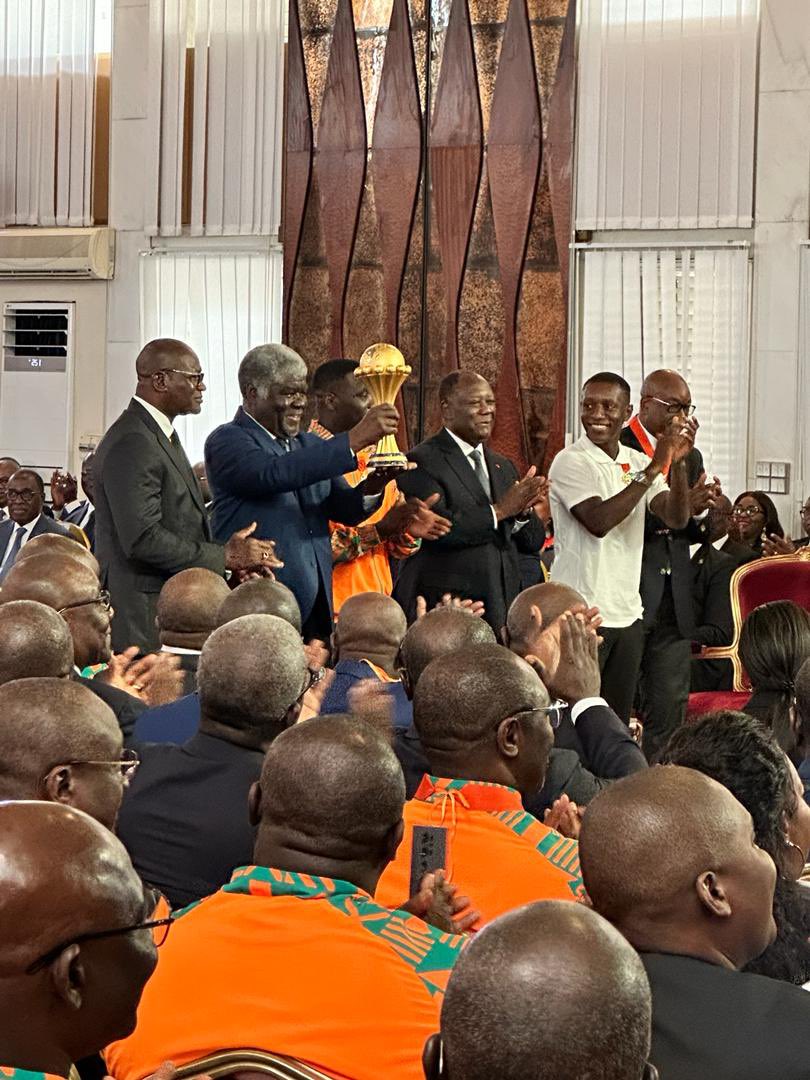 GKAFANA's tweet photo. Hommage hautement mérité par nos Éléphants et leur encadrement technique pour avoir brillamment remporté la 34e édition de la Coupe d’Afrique des Nations de Football.
Le peuple est fier de vous ! https://t.co/IOgVGahAH7
