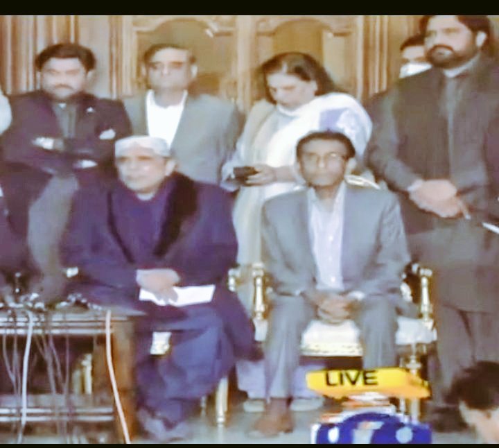 KMA1976's tweet photo. بس 15دن پہلے کی بات ہںے جب کمالو بدنسل پیپلز پارٹی کو سوکھی دھمکیاں لگا رہا تھا۔
آج 5 ارب روپے لیکر خالد نامعقول نے پوری #MQM چائنا زرداری کو سونپ دی۔
لعنت ہںے تم پہ قوم فروشوں
تم غدار کل بھی بکاو مال تھے آج بھی تمہارا وہی دھندہ ہںے
#غداران_مہاجر_قوم_پر_لعنت https://t.co/FfeSAYnH8O