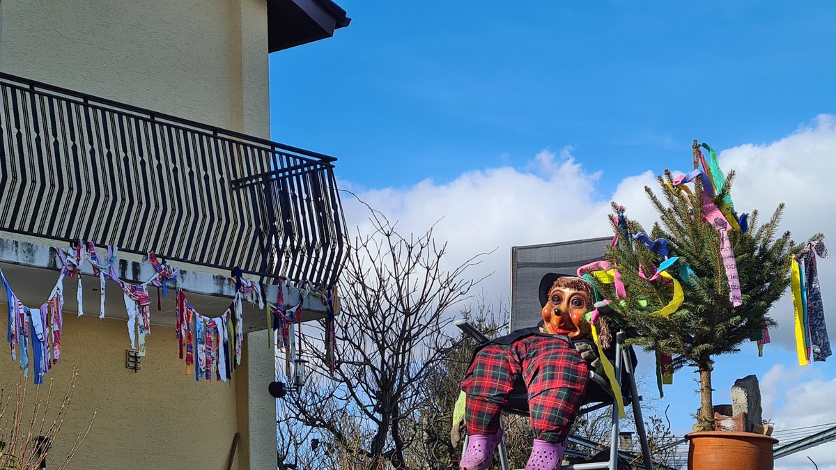 miradlo's tweet photo. Pinkfarbene Crocs souverΓ€n getragen vom chillendem Mecki im Sonnenschein zum Fasnetsende.
#fasnet #honarro #narrinarro #mecki #igel #chillen #igel #blauerHimmel #aschermittwoch #hegau
#narrenbaum #guteLaunePosts #fastnacht #fasching #karneval #helau #alaaf #crocs #pinkcrocs https://t.co/l4XWLMiDdK