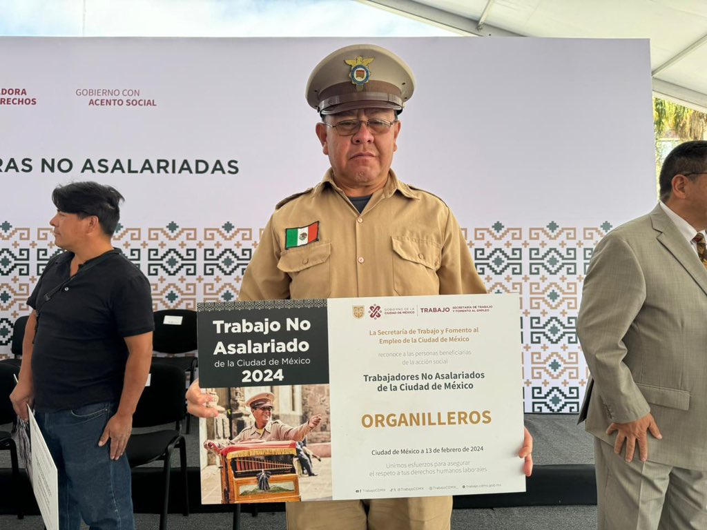 juangerardolh's tweet photo. Ponemos el acento social en el bienestar de la población 

Acompañé al #JefeDeGobierno @martibatres y a @luis_diazdeleon, titular de @trabajoCDMX, en la entrega de licencias a trabajadores no asalariados, reconociendo su derecho al trabajo.

#GobiernoConAcentoSocial https://t.co/UMHfEY0fuA