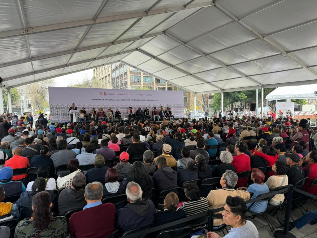 juangerardolh's tweet photo. Ponemos el acento social en el bienestar de la población 

Acompañé al #JefeDeGobierno @martibatres y a @luis_diazdeleon, titular de @trabajoCDMX, en la entrega de licencias a trabajadores no asalariados, reconociendo su derecho al trabajo.

#GobiernoConAcentoSocial https://t.co/UMHfEY0fuA