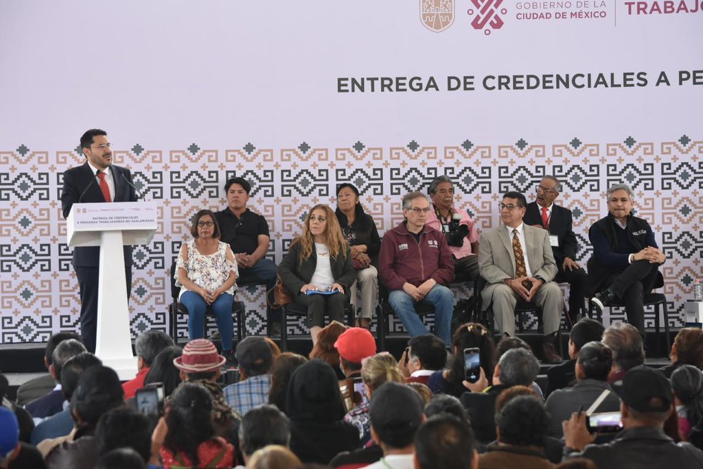 juangerardolh's tweet photo. Ponemos el acento social en el bienestar de la población 

Acompañé al #JefeDeGobierno @martibatres y a @luis_diazdeleon, titular de @trabajoCDMX, en la entrega de licencias a trabajadores no asalariados, reconociendo su derecho al trabajo.

#GobiernoConAcentoSocial https://t.co/UMHfEY0fuA