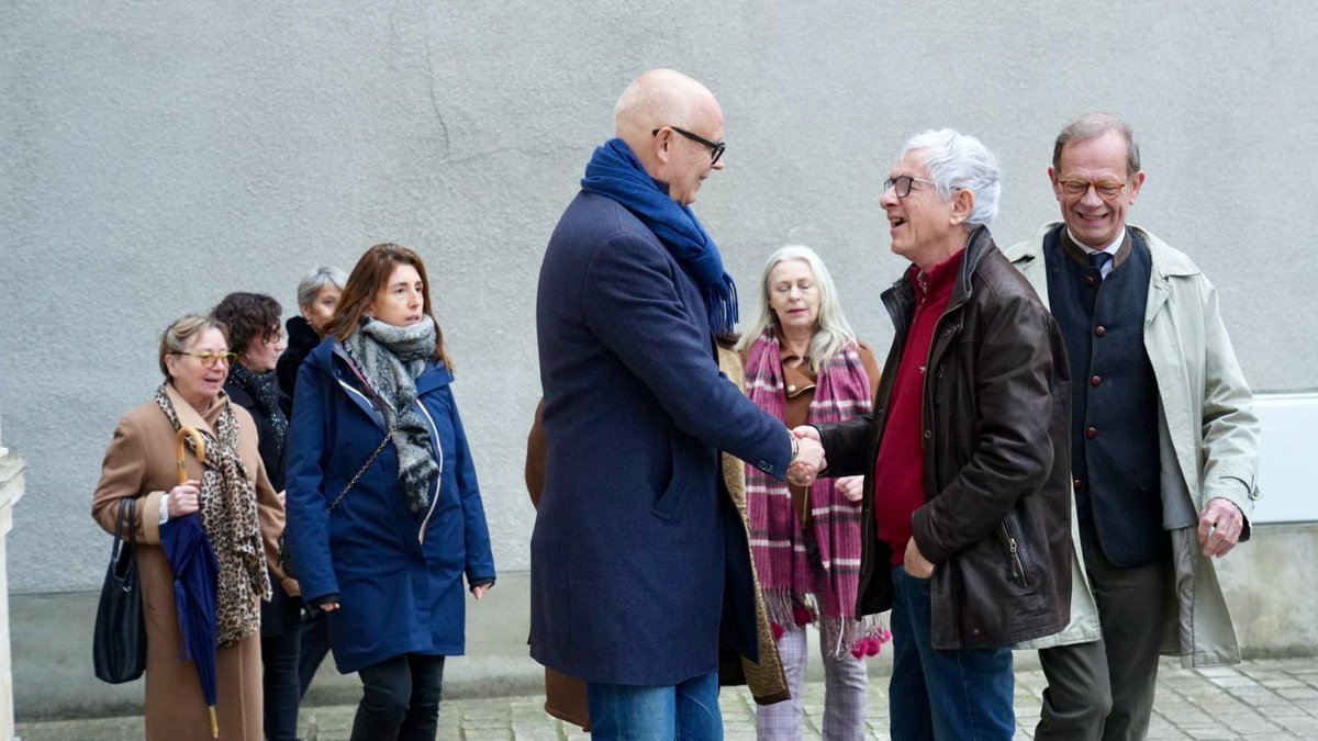 Avec_Edouard's tweet photo. 🔵 Dans la Sarthe aux côtés de @C_MORANCAIS ! 🚀
⚪️ @EPhilippe_LH a rencontré des agriculteurs &amp; des syndicats à Jauzé. Il a ensuite visité la Maison Prunier à Connerré &amp; l’espace jeunesse de la Suze-sur-Sarthe, où il a échangé avec des élus. Puis direction Sablé-sur-Sarthe ! https://t.co/Q63ubugsyv