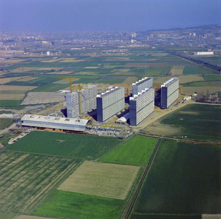 CatalunyaColor's tweet photo. Primers blocs d'habitatges de Bellvitge en construcció, el 1966. 
📸TAF 
🎨color original https://t.co/lvJZ5Uzw7g