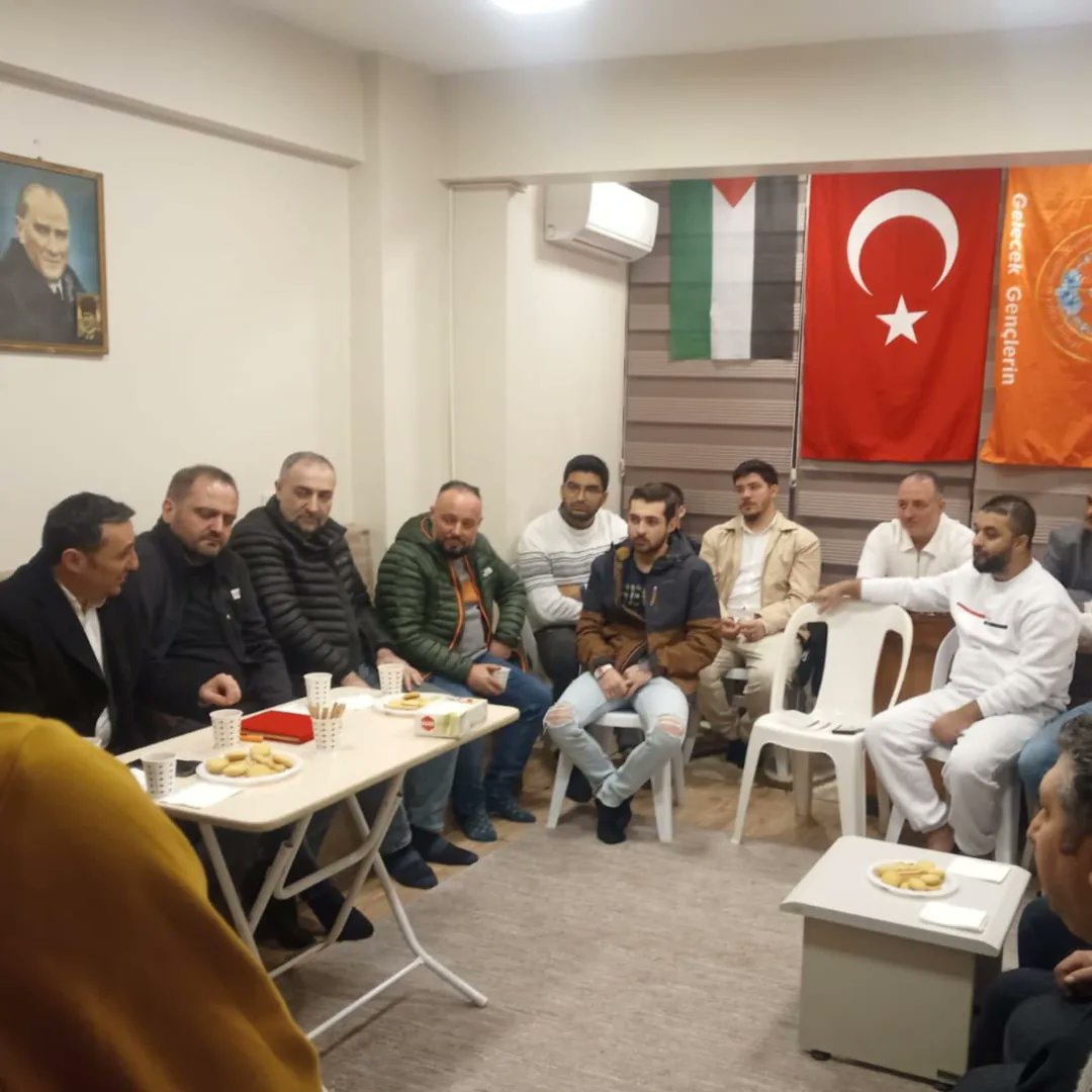 BEDOLDER's tweet photo. Kurulduğunumuz günden itibaren yanımızda ,Gençlerimizin sorunları ile kendi sorunları gibi ilgilenen Milliyetçi Hareket Partisi Beyoğlu ilçe başkanı Sayın; Halil Ortatepe görevinde başarılar dilemek ve ayni zamanda Teşekkürlerimizi sunmak adına plaket taktim ettik. https://t.co/XjuH6ccskn