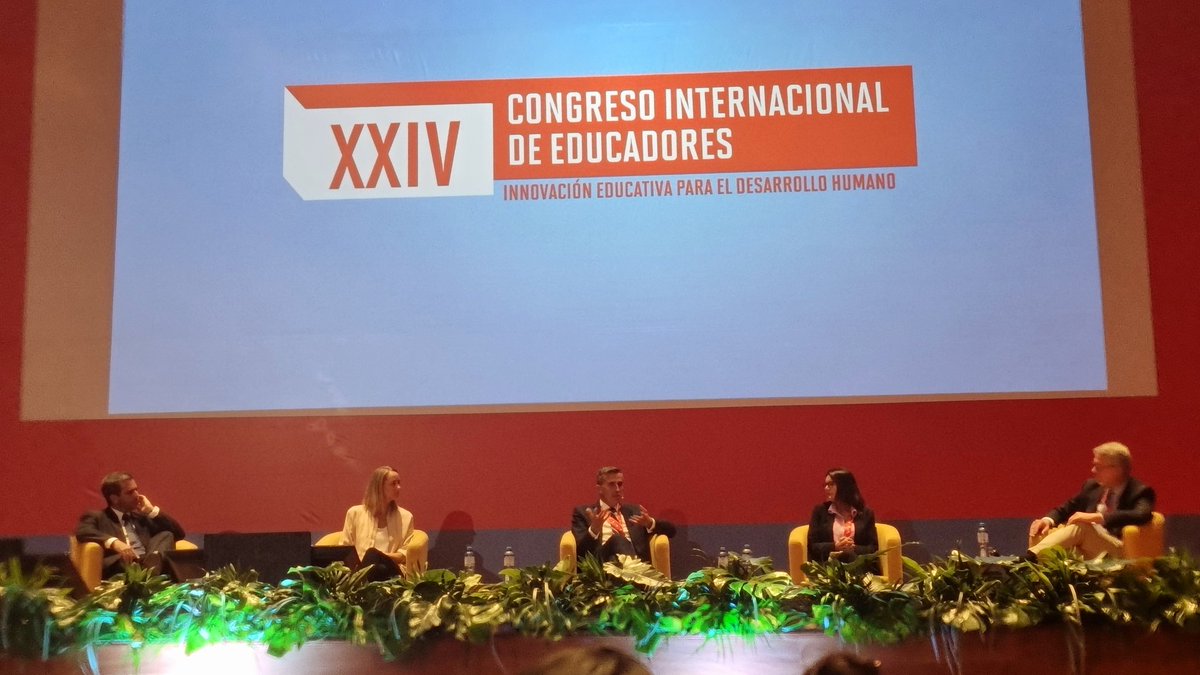 Iniciamos la tarde con un panel de lujo, hablando de "¿Cómo fortalecer el liderazgo educativo?" con Milagros Morgan, <a href="/pneira/">Paul Neira</a>, Michael Johanek, Marisol Bellatin y <a href="/felipeberck/">Felipe Berckemeyer</a> en #cie2024