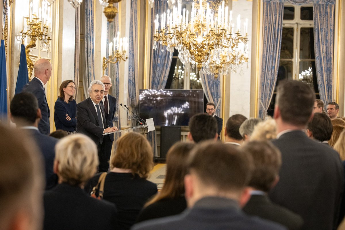 Au Quai d’Orsay ce soir pour célébrer les 50 ans de l’@IEA, agence multilatérale essentielle pour réussir la transition énergétique, et notamment la sortie du charbon. Nous devons accélérer ! @franckriester @AdeMontchalin @fbirol