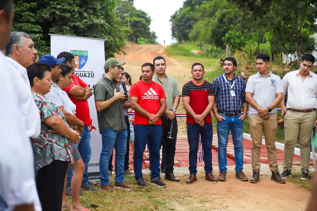 G. 43.750.000 le costó a la Gobernación del Caaguazú a cargo de Marcelo Soto (ANR), la REPARACIÓN de este puente de madera en un barrio de Coronel Oviedo. Sin baranda de protección y a simple vista muy precaria. ¿Puente de oro?