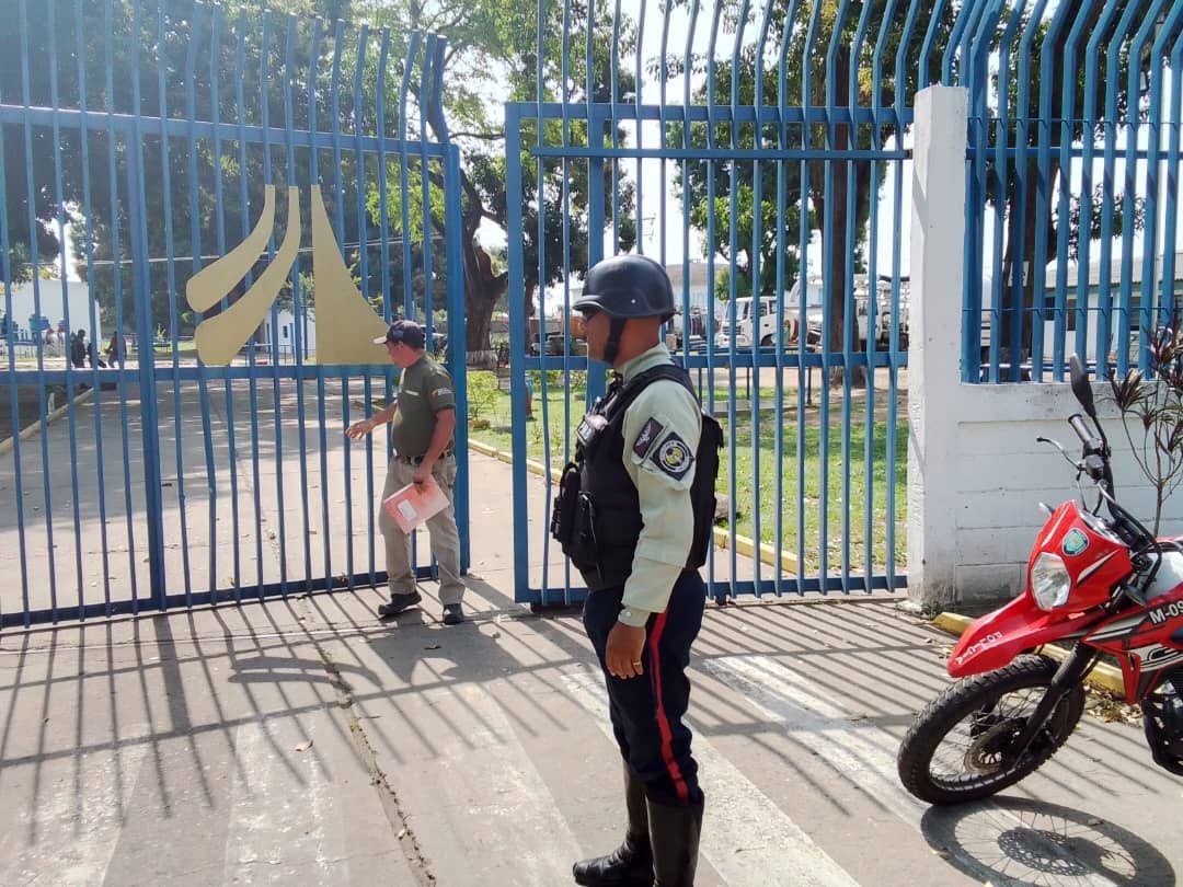 Polimuba93's tweet photo. Con la finalidad de resguardar los servicios públicos básicos, los funcionarios de la Policía del Municipio #Barinas supervisan la estación de agua potable de #Hidroandes en el sector Mijaguas I de la parroquia Corazón de Jesús #CarnavalesFelices2024 @Visipol_MIJP @jbarrios_cpeb https://t.co/TdoJe2IUmW
