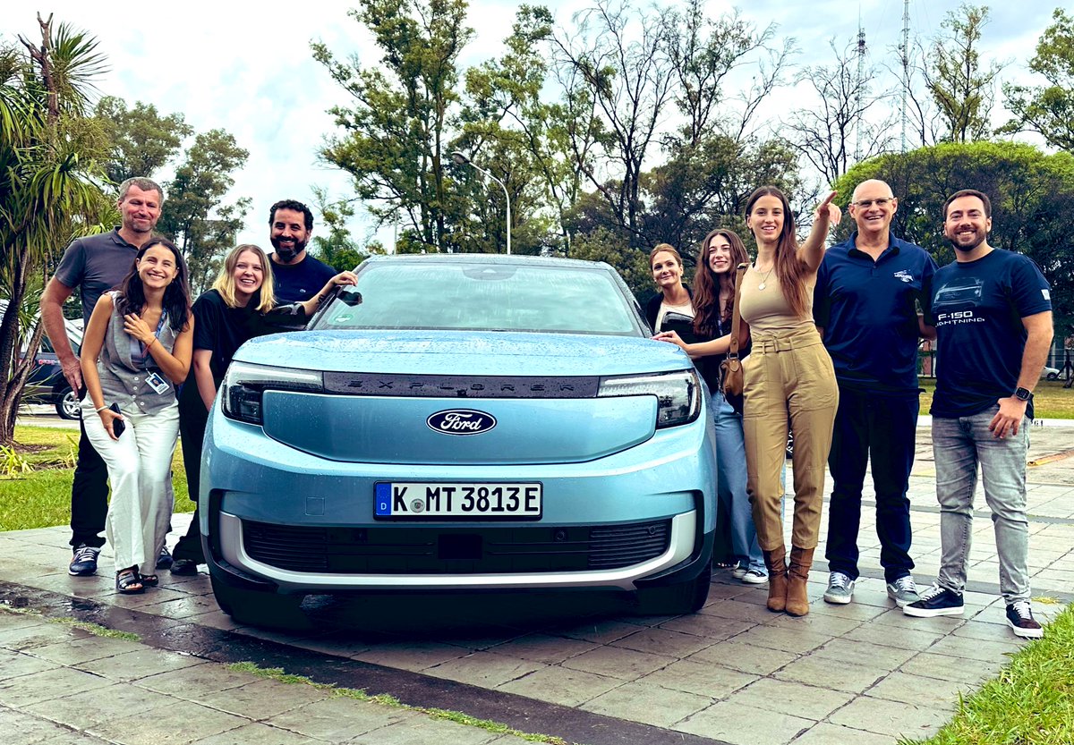 ovasanti's tweet photo. El viernes recibimos en Pacheco a Lexie Alford (@lexielimitless en IG), que será la primera persona en circunnavegar el 🌎 en un vehículo 🚙 eléctrico 🔋 ! Para hacerlo, @FordNewsEurope le prestó una #ExplorerEV
Gracias x la visita a #FordArgentina !!
@Ford https://t.co/n07PjxBHPW