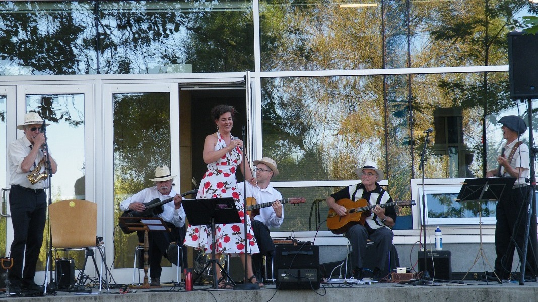 TroutLakeCC's tweet photo. 🎤Calling  local musical acts! We are seeking crowd-engaging entertainers for our  popular outdoor Summer Concert Series. Slots are Wednesdays from July 10 to August 14, 6:30 to 8:30 p.m. Applications are due March 3. Email: matt.sung@vancouver.ca (include video/demo links) https://t.co/kfqcoHDH3A