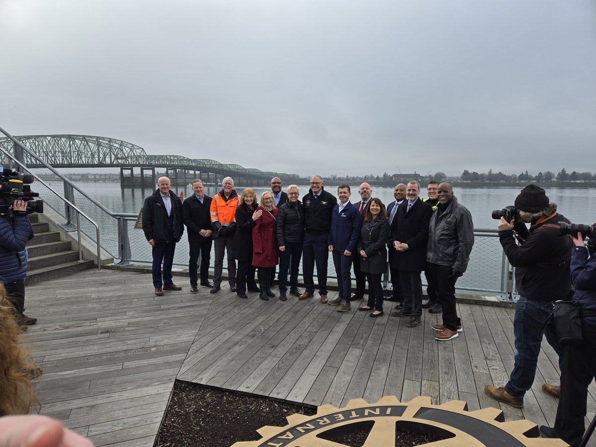 KGWphotog's tweet image. US Secretary of Transportation @SecretaryPete gets a tour of the #InterstateBridge as Govs of Washington, Oregon and Vancouver Mayor Anne McEnerny-Ogle take an opportunity to show solidarity in replacement of the bridge. @JayInslee @TinaKotek @AnneOgle @KGWNews