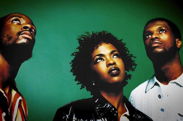 elmusicfeelings's tweet photo. #MFstory Il y a 28 ans, les Fugees sortaient l’IMMENSE « The Score ». Un disque déterminant dans la démocratisation du hip-hop et du rap. Il cristallise donc à lui tout seul toute une partie de l'histoire musicale contemporaine. Porté par les singles " Killing Me Softly", "Fu-Gee-La", et "Ready or Not" , c'est un album qui a l'intelligence d'exploiter très finement des mélodies connues pour porter des thématiques, souvent profondes et relativement proche des gens.
Il gagnera 2 grammys Awards et s'écoulera à plus de 15 millions d'exemplaires.
👉 Vos préférés ?!