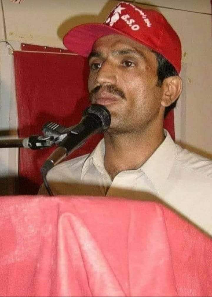 جب ہمارے سینئرز اور سیاسی استاد شہید سنگت ثناء کے بہادری کا زکر کرتے ہیں تو ایسا محسوس ہوتا ہے کہ سنگت، ایک شیر نہیں بلکہ ہزار شیروں کا شیر تھا۔
<a href="/Guldost_Bal0ch/">Gulzar Dost Baloch</a> <a href="/ShaleeBaloch/">Shalee Baloch</a> <a href="/Beebow74394994/">Beebow Baloch</a>