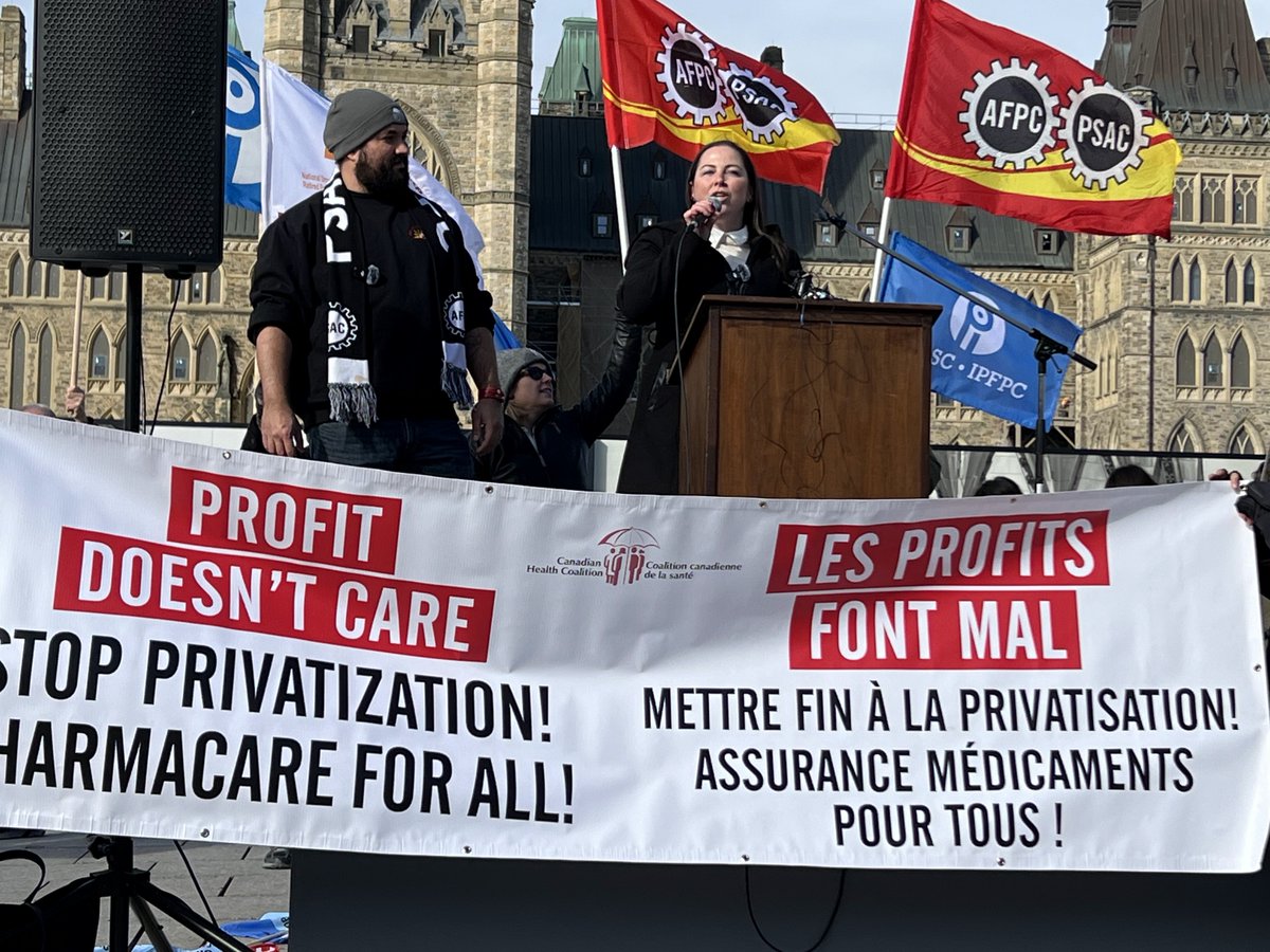 psac_afpc's tweet photo. Today, PSAC joined the Canadian Health Coalition and other sector leaders for a rally on Parliament Hill demanding a stop to privatization in the healthcare sector and establishing universal pharmacare for all. #ProfitDoesntCare #PharmacareForAll https://t.co/xbB9mE0SHq