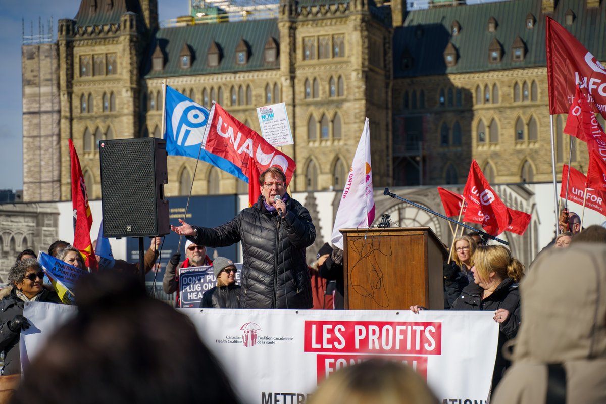 psac_afpc's tweet photo. Today, PSAC joined the Canadian Health Coalition and other sector leaders for a rally on Parliament Hill demanding a stop to privatization in the healthcare sector and establishing universal pharmacare for all. #ProfitDoesntCare #PharmacareForAll https://t.co/xbB9mE0SHq