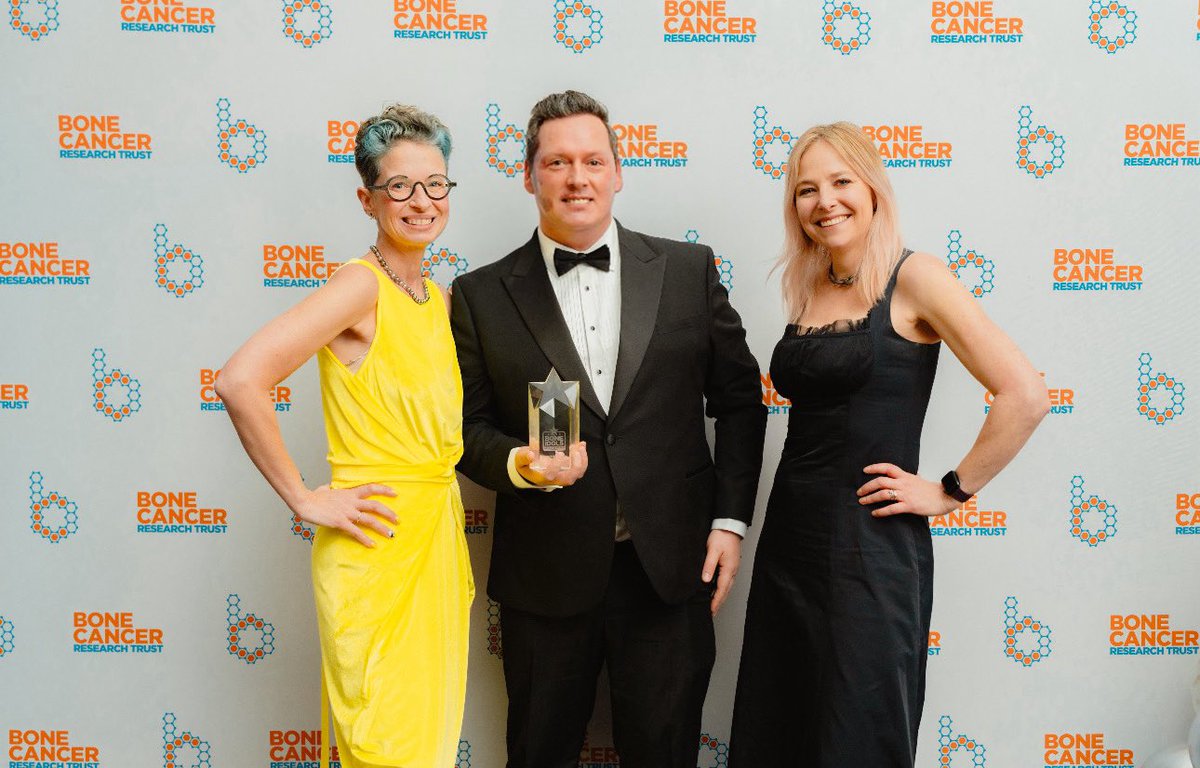 Oxford_RN's tweet photo. @BCRT many thanks for hosting a fantastic awards ceremony #BoneIdols2024, thank you to @Liz_ORiordan and @theAliceRoberts for presenting me with the #clinicanoftheyear award #sarcomacare #nurse #awareness #BCRT 🧡 picture taken by @BCRT https://t.co/16xo7EOEEr