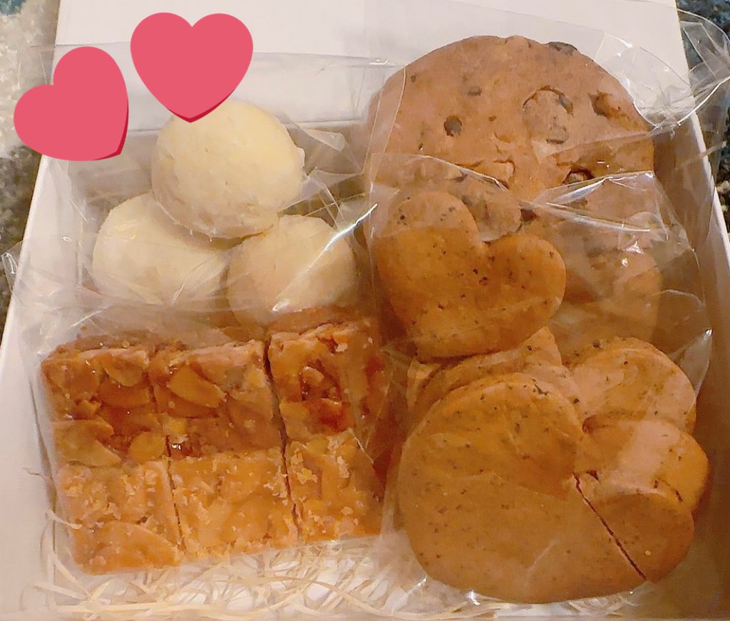 みんなおはよお(っ﹏-*)
今日はバレンタインだよっ🍫💓
今年は忙しくて全然時間なくて手作りちょっとしか出来なかった🤯寝ないで作ったからばり眠い。笑
今日も一日頑張ろっ😊❤️
 #おはツイ  #フォロバ  #初リプ・時差リプ・初絡み大歓迎  #相互フォロー  #邦ロック  #アニメ  #おしゃれ