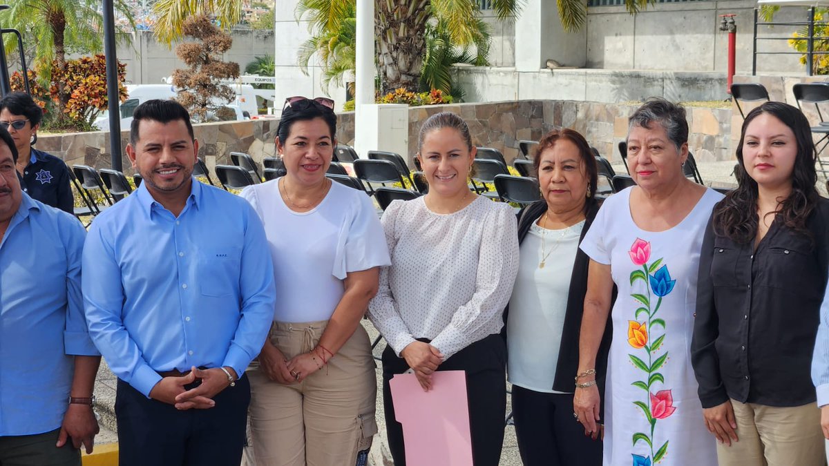 Este martes Puente de Ixtla fue beneficiado con la entrega de otra patrulla mas para la operatividad de la policía, gracias al Gobierno del Estado que a través de la Comisión Estatal de Seguridad entregó a la presidenta Claudia Mazari Torres, las llaves de la unidad.