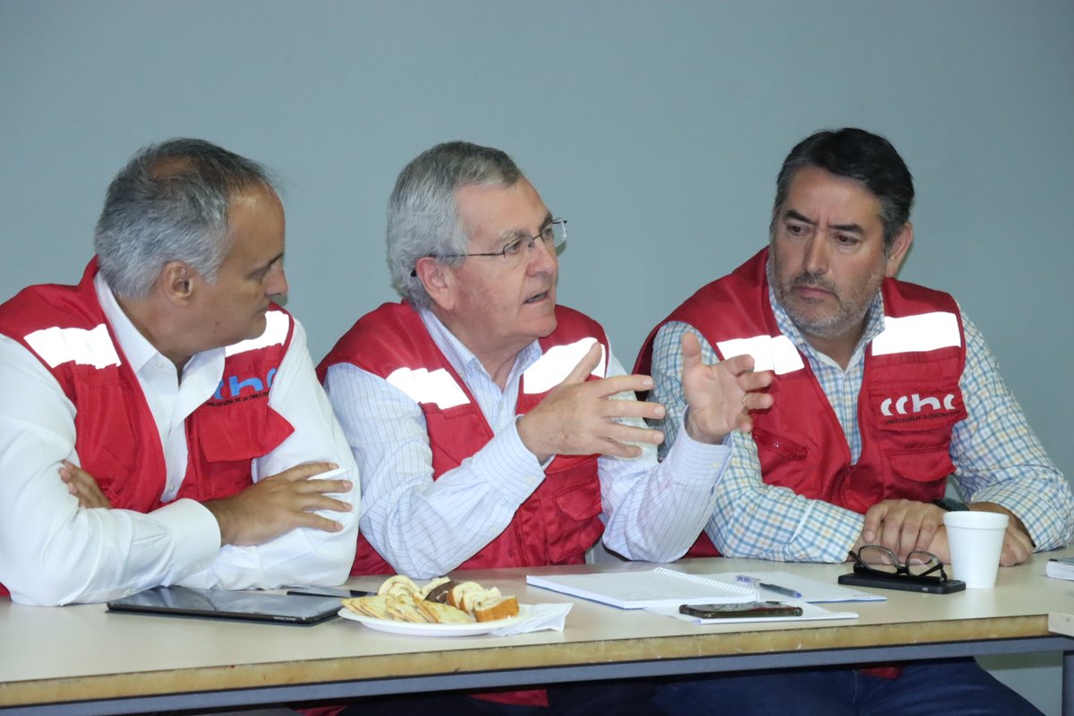 Esta jornada el gobernador regional, Rodrigo Mundaca (<a href="/rmunda/">rodrigo mundaca</a>), convocó a diversas autoridades nacionales e regionales, junto con representantes de la <a href="/CChC_Chile/">Cámara Chilena de la Construcción</a> con el fin de abordar la situación actual de la emergencia que afectó a la Región de Valparaíso...