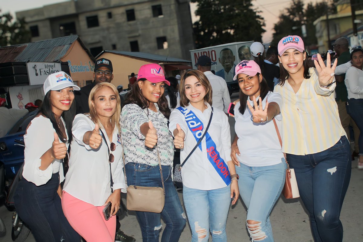CorporanElvira's tweet photo. Apoyando el cierre de campaña en Las Matas de Farfán a los candidatos del partido, y; que el triunfo nos encuentre en la calle trabajando. 

#PRMAvanza https://t.co/seugYqXbie