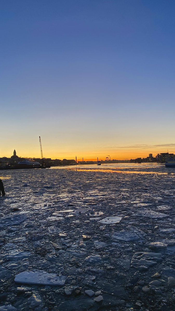 RnSwaroop's tweet photo. winter skies https://t.co/KwZJhtNa8S