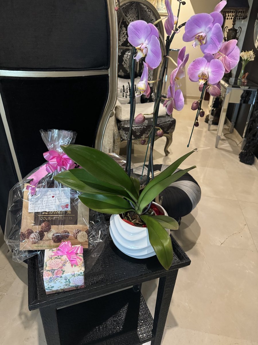 Orquídeas Chocolates y mariposas 🦋 no se puede pedir más el día de la amistad 🙏 ⁦@gosi171⁩ ⁦@GigelaChelu⁩ ⁦@maerichuy199915⁩ ⁦@kachanclas⁩ ⁦@LeonEstef⁩ ⁦@thaniaDMty⁩ ⁦@NancyFlix8⁩ ⁦@ClausMoNiiK⁩ . GRACIAS ❤️❤️❤️❤️❤️❤️❤️❤️❤️❤️❤️