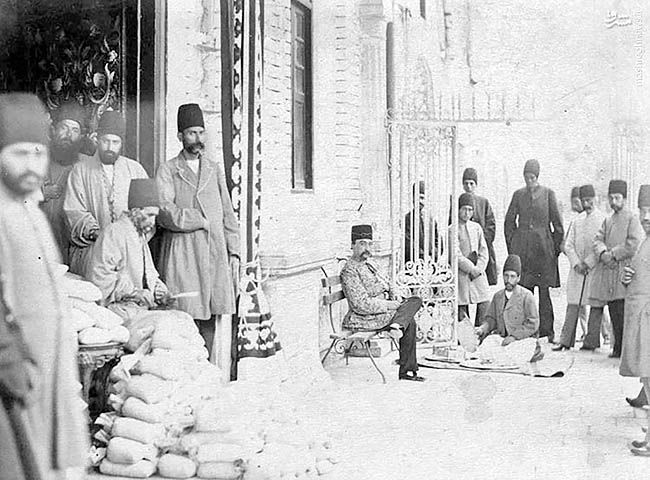 Saman15216939's tweet photo. ۱.
حالا دیگه طرف مبلغ ۲۵۰ هزارتومن از جیبش رفته بود ، تازه در پایان سال هم باید مثلاً مبلغ ۴۰ هزارتومن به عنوان مالیات برای مرکز بفرسته .
خوب ، این آدم حالا چیکار میکرد ؟
طبیعتاً باید از منابع درآمدی آن استان جوری استفاده میکرد که بتونه :
اولاً ۲۵۰ هزارتومنی رو که پرداخت کرده برگردونه ، ثانیاً حداقل ۳۰۰ هزارتومن هم جمع کنه که بتونه سال دیگه در مزایده بعدی شرکت کنه .
ثالثاً ۴۰ هزارتومن پول مالیات مرکز رو بده 
رابعاً پولی دستش بیاد که پول تفنگچی و ..‌. رو بده
خامساً ی ۳۰۰ هزارتومن هم بزاره جیبش که سود کرده باشه .
و به مرور‍ زمان ، شازده‌های محترم قجری منابع عظیم درآمدیی رو کشف کردن که امروزه و در همین سال ۱۴۰۲ در جمهوری اسلامی بهش میگن خودکفائی  نهاد اقتصادی .
حالا اینا چیکار میکردن ؟
اولاً به عنوان اخذ مالیات بلائی به سر مردم می‌آوردن که بجای ۴۰ هزارتومن ، ۲۴۰ هزارتومن جمع میشد ‌
۴۰ تومنش رو میفرستادن دربخانه مبارکه
ی ۱۴۰ ، ۱۵۰ تومنش رو هم حاکم ولایت میگذاشت جیبش
الباقی پول هم مابین مامورین اخذ مالیات تقسیم میشد ‌.
این منبع اول درامد حاکمان ولایات 
منبع دوم این بود که حاکم به محض ورود به دارالحکومه ، کل ولایت رو به مزایده میگذاشت و همه رو درجا برای یکسال واگذار میکرد .
- مثلاً آب انبارها رو نسبت به بزرگی و کوچیکی آنها مابین سالیانه ۱۵۰ تا ۵۰۰ تومان اجاره میداد ‌.
حتی آب انبارهای وقفی رو
- کاروانسراها رو آن هم بسته به بزرگی و کوچکی و اینکه در مسیر شاهراهی هستند یا خیر مابین ۱۸۰۰ تا ۱۰.۰۰۰ تومن سالیانه واگذار میکرد
- سرپرستی قلیون فروشها (قهوه‌خونه‌ها نه) سالیانه ۵.۰۰۰ تومن 
- راهداری ، بسته به اینکه چه جاده‌ای باشه ، مثلاً شاهراه به سمت کربلا و نجف یا مشهد و یا تهران باشه رو سالیانه مابین ۱۰ تا ۴۰ هزارتومن واگذار میکردن .
و همینطور بگیر و برو جلو .
حالا این الگوی مشعشع حکومت در زمان قاجار به کجا رسید ؟
در نهایت اینکه کار در اواسط حکومت ناصرالدینشاه به اینجا کشید که کل درآمد مملکت از مثلاً سالی ۱۲ میلیون تومان (۲۴ کرور تومن) رسید به چیزی حدود ۶ تا ۸ میلیون تومن .
چرا ؟
چون هرکسی هرجایی رو میگرفت ، میدونست که یکسال اینجارو در اختیار داره و در نتیجه با تمام قدرت تا میتونه هم باید ملت رو بچاپه که پول امسالش گیرش بیاد ، هم انقدری گیرش بیاد که در مزایده سال بعد هم بتونه شرکت کنه .
بیخود نیست که در تمام سفرنامه‌های عصر قاجار میبینید که مکرراً تاکید کردن که مثلاً وارد یک کاروانسرا در فلانجا شدن و به محضی که خواستن غذائی بخورن ، ادمهای کاروانسرادار با چوب و چماق ریختن سرشون که گوه خوردین غذا آوردین و باید از مغازه‌های کاروانسرا خرید کنید و بعد غذا رو اینجا بپزید . و‌ مسافران ننه مرده مجبور بودن که گوشت و سبزیجات و هیزم و ذغال و ... رو به ۱۰ برابر قیمت بازار عادی از داخل دکانهای کاروانسرا خرید کنند و در مقابل چشم کاروانسرادار آشپزی کنن‌ تا دیگه کتک نخورن .
و اینجوری شد که در تمام ۱۳۷ سال حکومت قاجارها ۱ ساختمون درست درمون بجز مسجد تکیه و حسینیه و کاخ برای شازده‌ها ساخته نشد . ی پل ی جاده ، ی قنات درست نشد و مملکت روز به روز به قهقرا رفت ، چون هرکسی میگفت گور پدر ملت ، من یسال دیگه رفتم ، چشم بعدی کور ، اون بیاد درستش کنه .