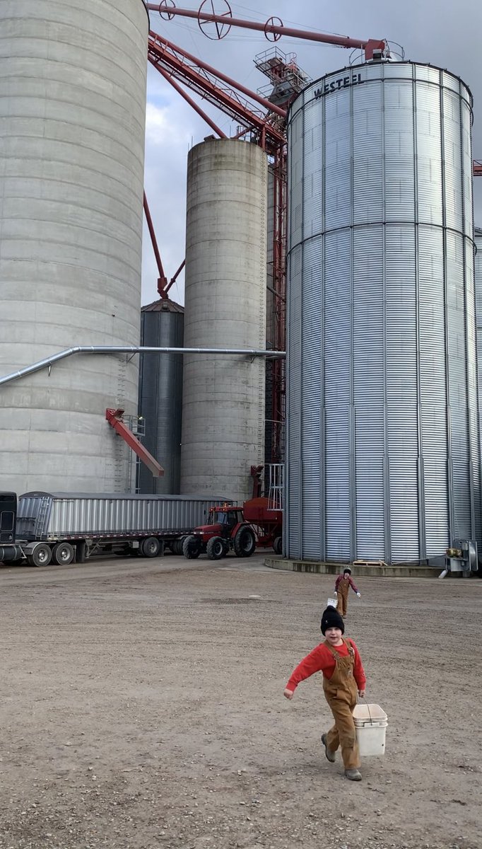 AshlinMann's tweet photo. Happy Canadian Ag Day! Thankful for all the farmers and happy our family is a part of a great industry! #CdnAgDay #futurefarmers #RollingAcresGrain https://t.co/WywklB7qRB