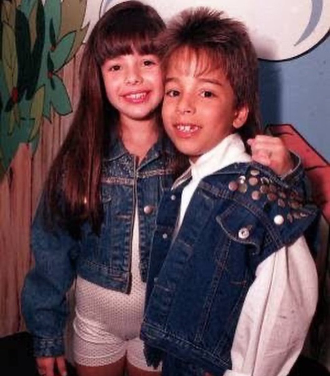 BellaFernandex1's tweet photo. A fantasia de ícone pop de hoje é @sandyoficial &amp; @junior_oficial. Se vcx nunca pularam até cansar ouvindo Vamo Pula, ou fizeram de conta que era um deles qnd criança, vox não tiveram uma infância feliz!
#carnaSAMPAIO https://t.co/Q0xius22pJ