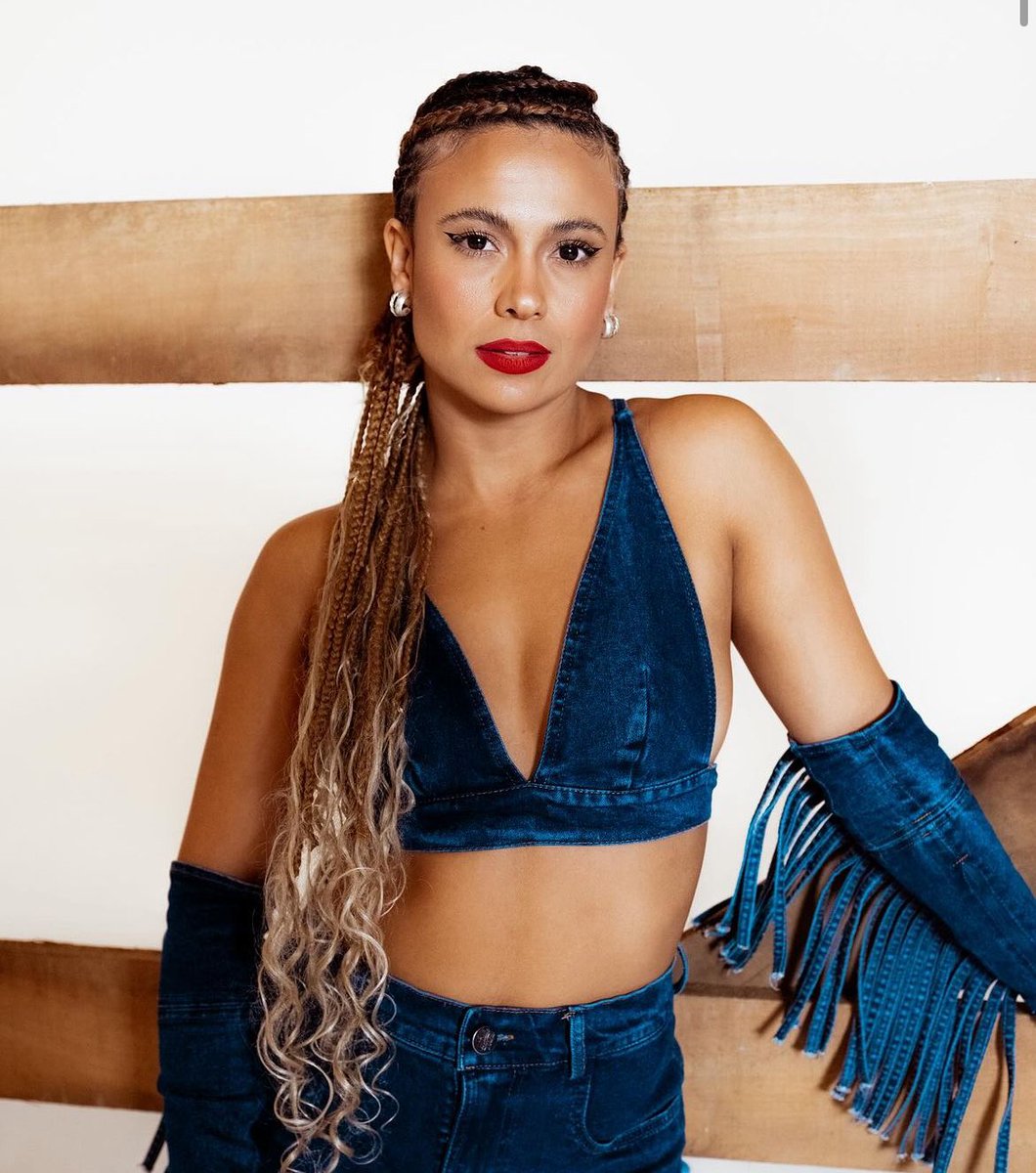 BellaFernandex1's tweet photo. A fantasia de ícone pop de hoje é @sandyoficial &amp; @junior_oficial. Se vcx nunca pularam até cansar ouvindo Vamo Pula, ou fizeram de conta que era um deles qnd criança, vox não tiveram uma infância feliz!
#carnaSAMPAIO https://t.co/Q0xius22pJ