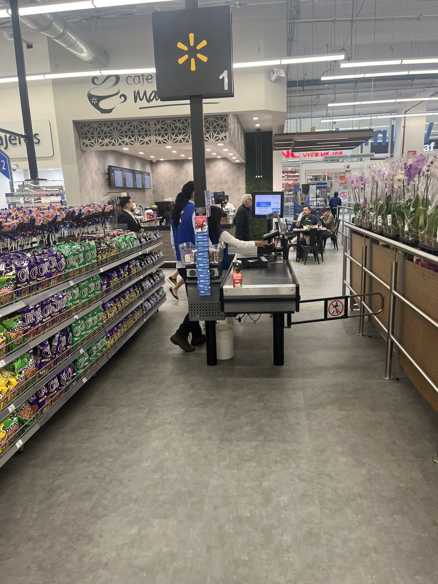 valeronga1's tweet photo. Terrible en @WalmartMexico  en santa fe que no tengan caja para personas de la tercera edad y peor aun la atencion de el personal que te dice “pues no se investiga” vengo con mi abuela de 85 años https://t.co/VGzBTJNuXp