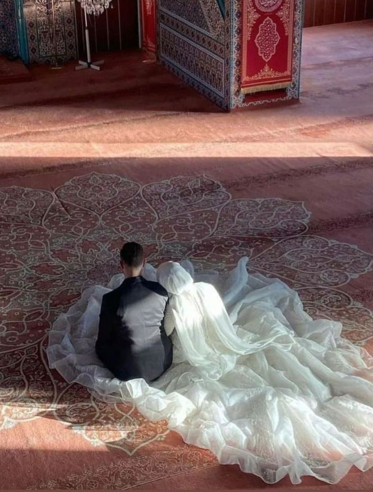 #عيد_الحب

لَيْسَ لِلْحُبِّ عِيدً ،
       إِنَّمَا لَهُ صَلَاةُ اِسْتِخَارَةٍ يَعْقُبُهَا حَلَالٌ طَيِّبٌ...!!💍♥️🦋
                          سمو الاميرة