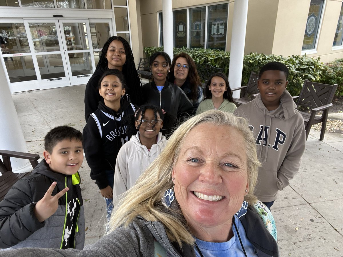 Gabe2687's tweet photo. CPES SCA service project was a success. Spreading joy and love with cards and flowers 🌸 @DrManigo @sarapmendez1 @CPES4LIFE @vbschools @VBTitleI @JnetVA https://t.co/waOiorT8yd