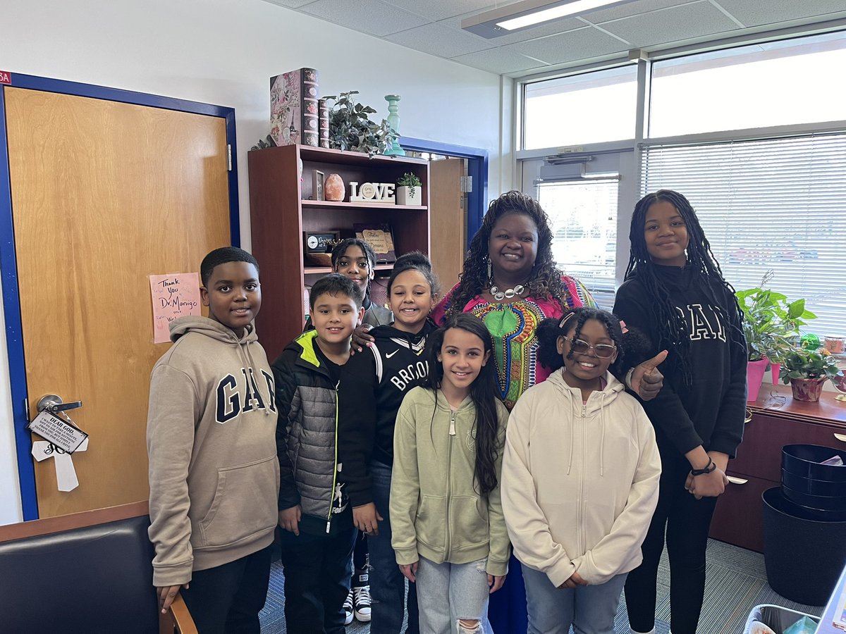 Gabe2687's tweet photo. CPES SCA service project was a success. Spreading joy and love with cards and flowers 🌸 @DrManigo @sarapmendez1 @CPES4LIFE @vbschools @VBTitleI @JnetVA https://t.co/waOiorT8yd