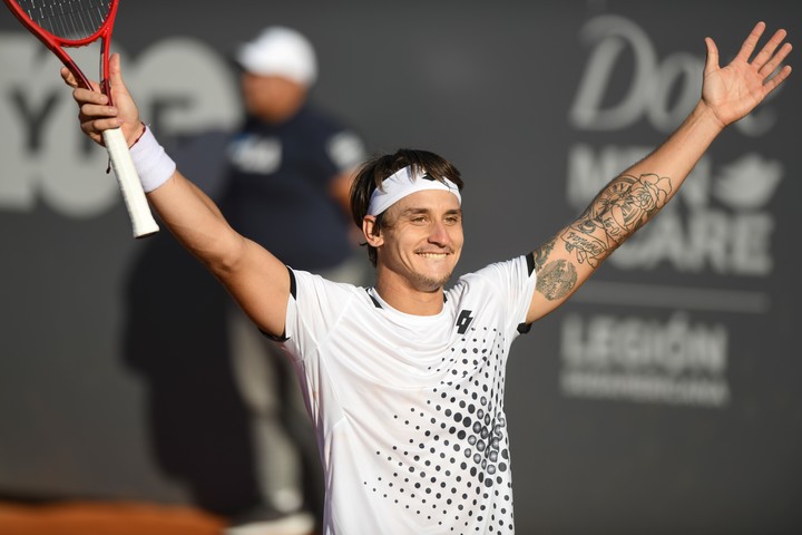 🇦🇷Camilo Ugo Carabelli derrotó al peruano 🇵🇪Juan Pablo Varillas por 7(7)-6(5) y 6-4, logrando el pase a los octavos de final del <a href="/ArgentinaOpen/">Argentina Open</a>