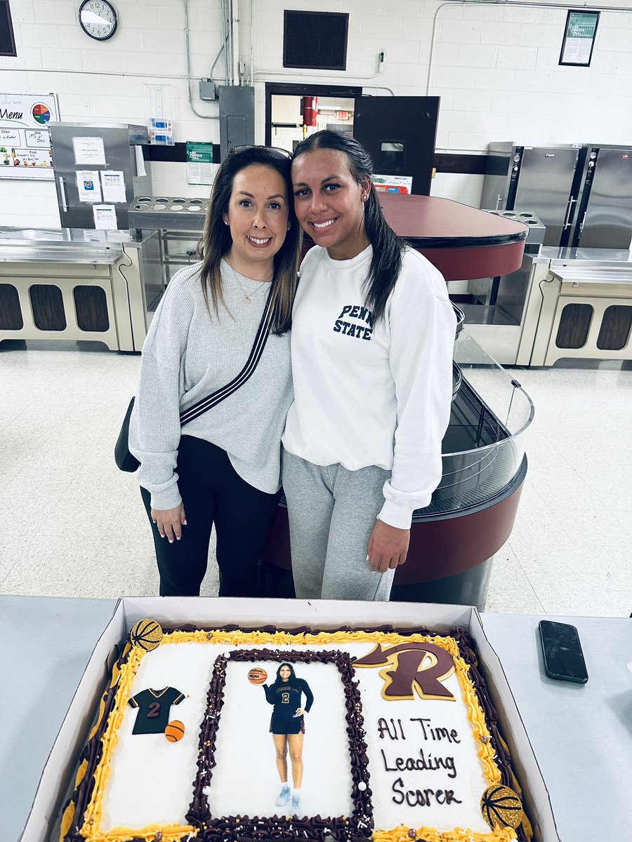 Bsteele0510's tweet image. Last night Shae was recognized and celebrated for becoming the All- Time Leading scorer at Russell High School (girls and boys), along with 1000 rebounds and 700 assists. 
Tonight she scored her 3000th varsity’s point in a game against Portsmouth. 
So freaking proud❤️👏🏽👏🏽👏🏽