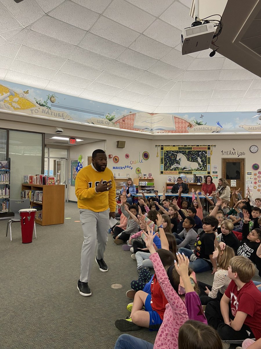 Jeffmayjr's tweet photo. The @archivemuseum was invited to Northwood Elementary School to talk about the importance of celebrating black history. Students were excited, engaged and encouraged to elevate black history 365! #saaacam #blackhistorymonth #blacksa #NEISD https://t.co/g0jQb3MVIC