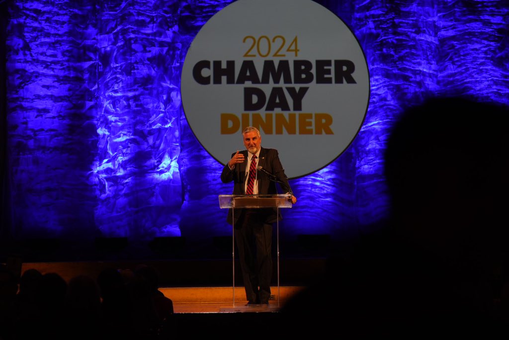 Great evening at the Indiana Chamber Chamber Day Dinner. Grateful for @IndianaChamber’s role as a thought leader, shaping policies that benefit all Hoosiers. Together, we'll continue to build a prosperous future for Indiana!