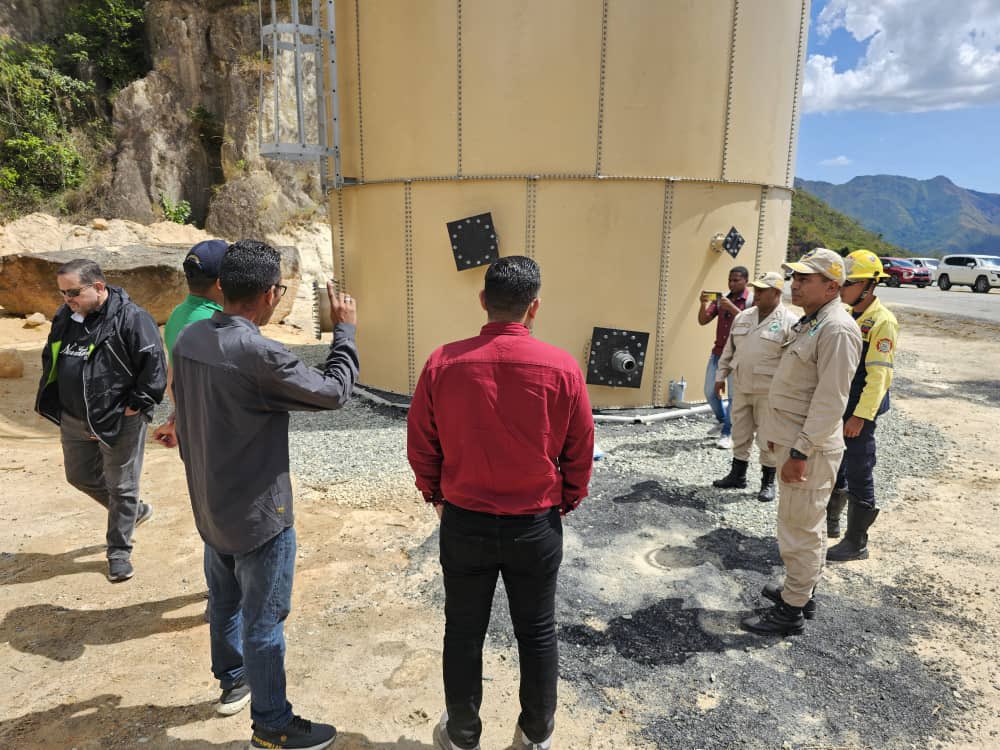 Felicitamos a los guardaparques venezolanos en su día, héroes que resguardan y protegen nuestros parques, promoviendo valores mientras cuidan de la naturaleza A todos ustedes mi admiración y reconocimiento en la construcción de la patria ecosocialista.