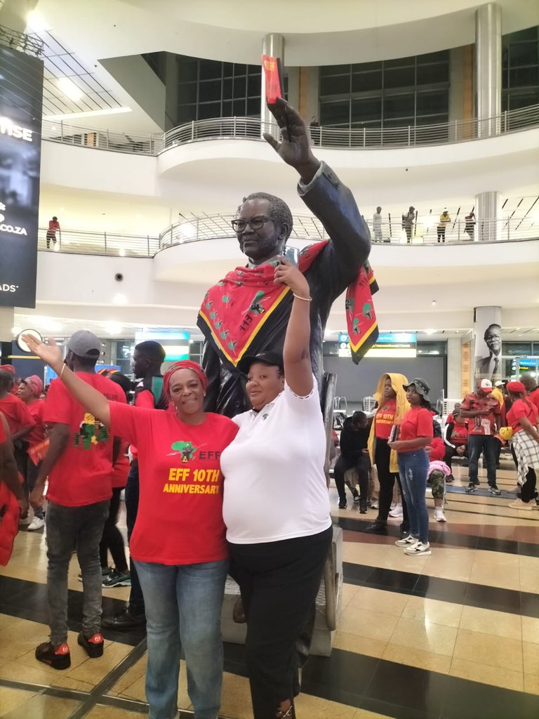 DungaLeko's tweet photo. 2024 is our 1994 

OR Tambo is signing up membership of the @EFFSouthAfrica 😅😅

#VoteEFF2024 
#EFFManifestoLaunch https://t.co/JK7cMm64JV