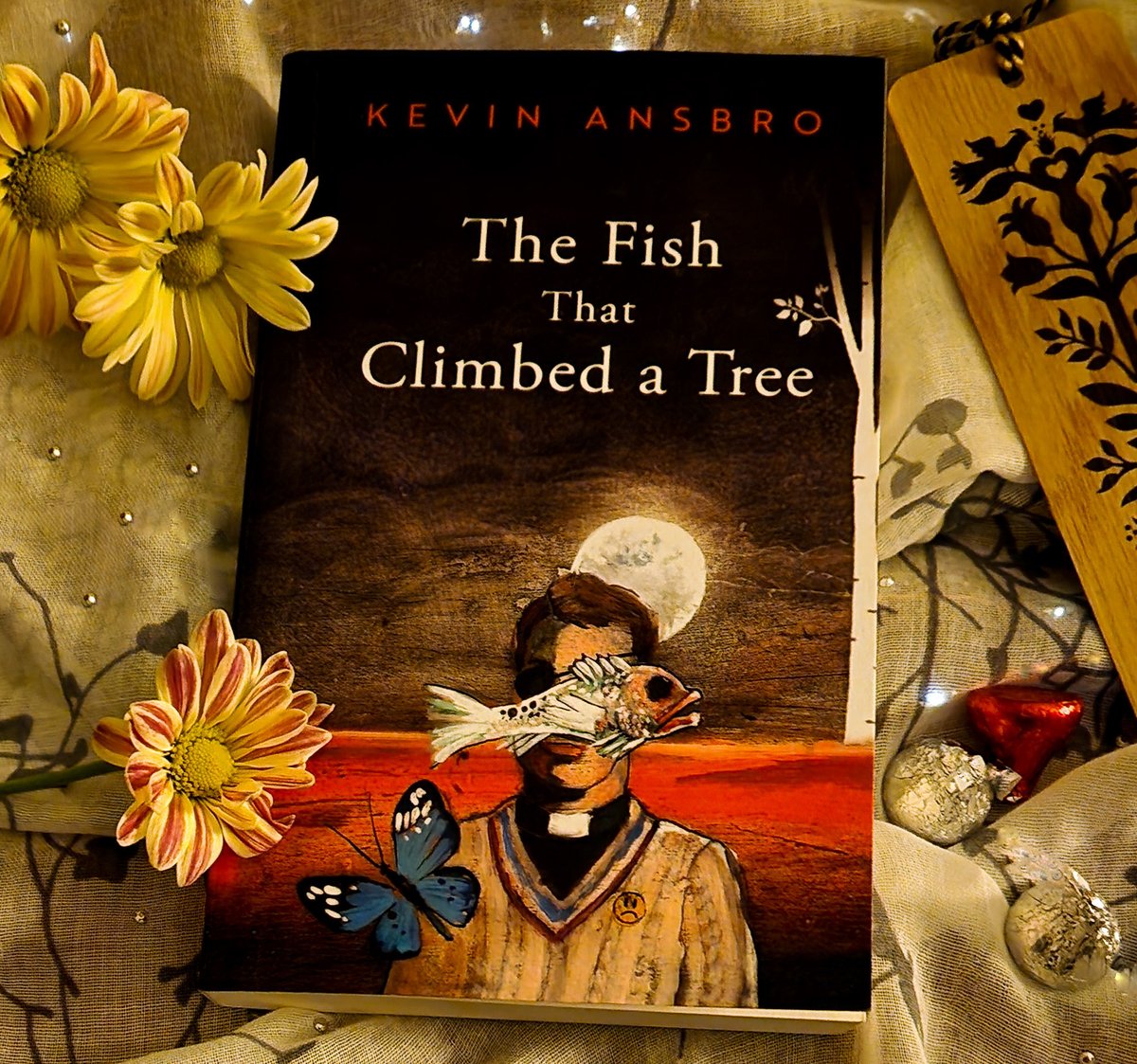 This novel is a stroll through the darkest parts of humanity, and also a rocket ship ride to paradise. 🚀 Five brilliant stars! #TheFishThatClimbedaTree My #bookreview on #goodreads 👉goodreads.com/review/show/27… #amreading @kevinansbro #Magicalrealism #Bookbloggers #mustread