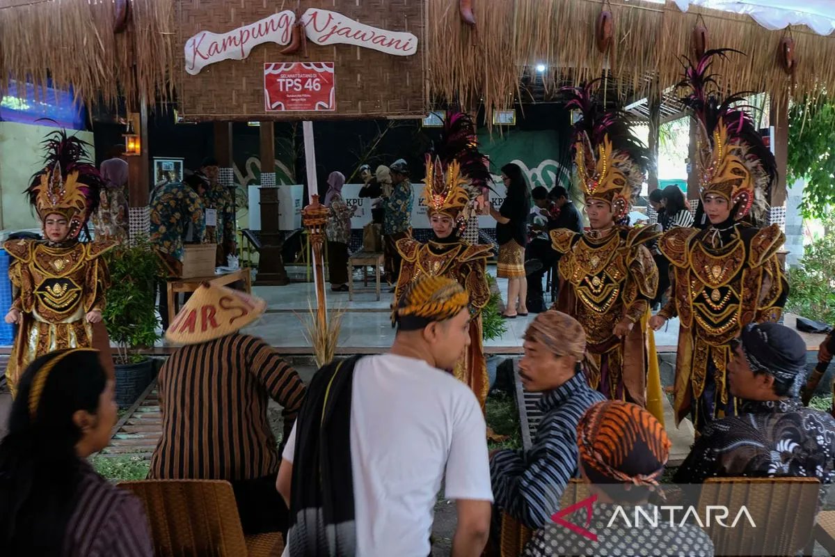 Uniknya TPS bertema Ketoprak di Solo.

📸: ANTARA FOTO/Maulana Surya/pras.

Lihat selengkapnya: m.antaranews.com/foto/3963129/u…