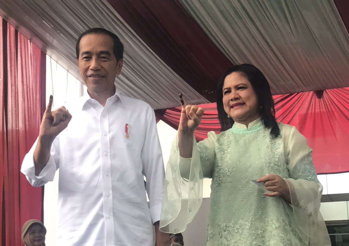 Kita ke TPS tempat <a href="/jokowi/">Joko Widodo</a>.

Presiden Jokowi dan Ibu Negara Iriana usai mencoblos di TPS 10, Kawasan Gambir, Jakarta Pusat, pada Rabu, 14 Februari 2024

TEMPO/Daniel A. Fajri