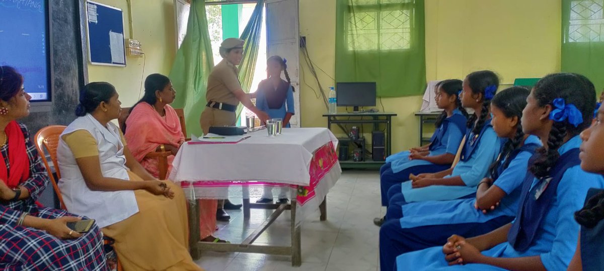 SP_NMAndaman's tweet photo. LPC Heena Hanif & Ramita Singh of PS Baratang, gave impactful lecture during career guidance session for girls in GSS Adazig Baratang & GMS South Creek under the Girls Empowerment Programme wherein 60 girls attended the program
@DGPANIslands @AndamanPolice https://t.co/EBDXB4lfbC