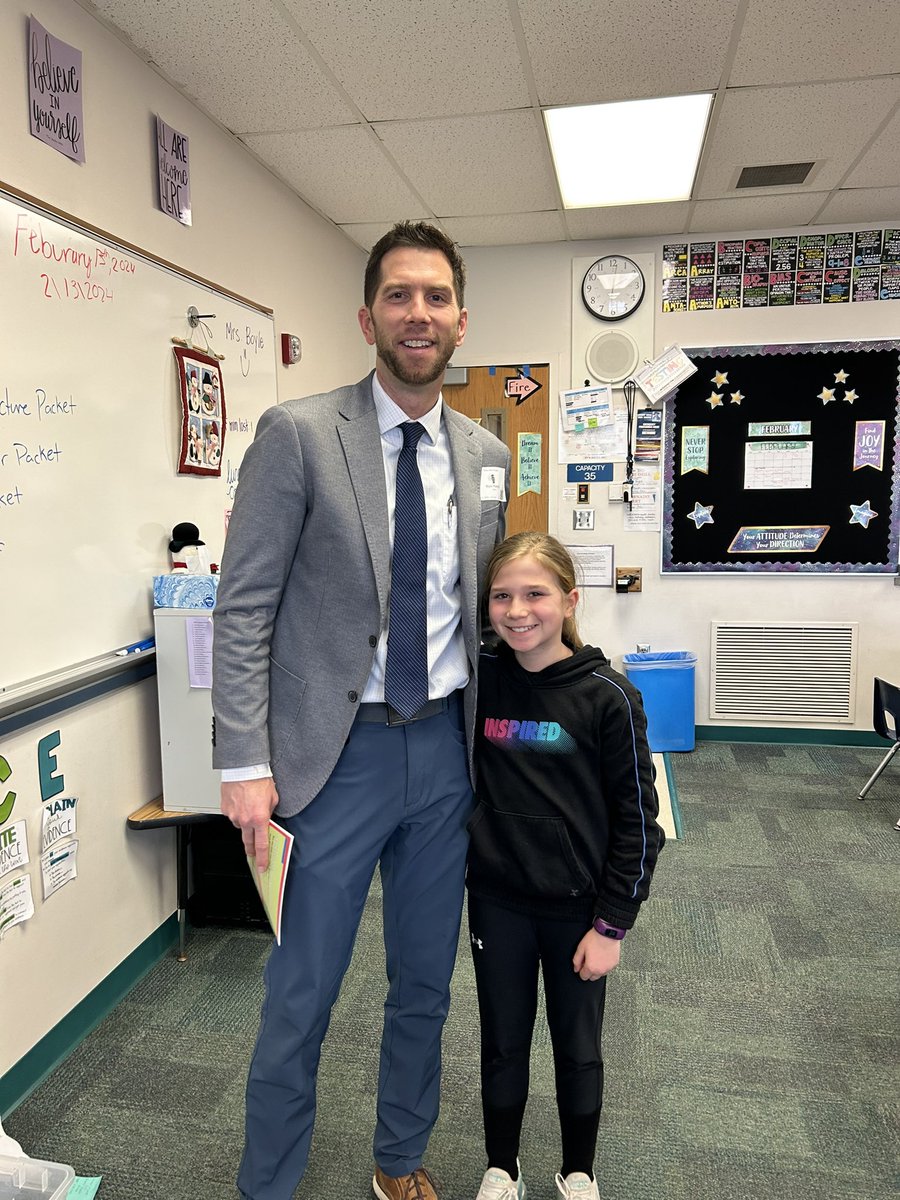 MrsBoyleAWLS's tweet image. Day 2 in the Mystery Reader series brought us Mr. Rairigh, Kate’s dad! Thanks for a great read aloud! @Bryan_Supt 📚🌈
#abadcaseofstripes
#righttoreadweek