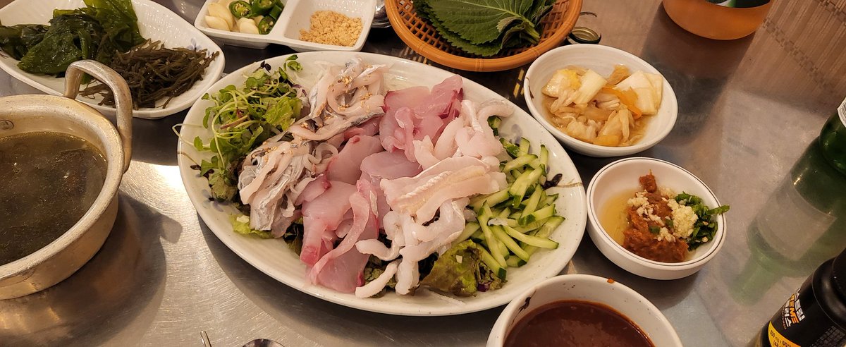 goodday7110's tweet photo. 아는동생이 새해인사와서  영등포 초장집에서  둘이 소 7병 마시니 그넘의
발동병이 도져서;;;  유 가서 퍼런거 1병
별라가서 퍼런거 1병
예쁘고 착한분들 보니 흐믓~
누군가가 택시잡아주어 ��는데
지금 눈뜨니 난누구 여긴어디~~
과음은 안좋은것 https://t.co/EXfyhCL3G5